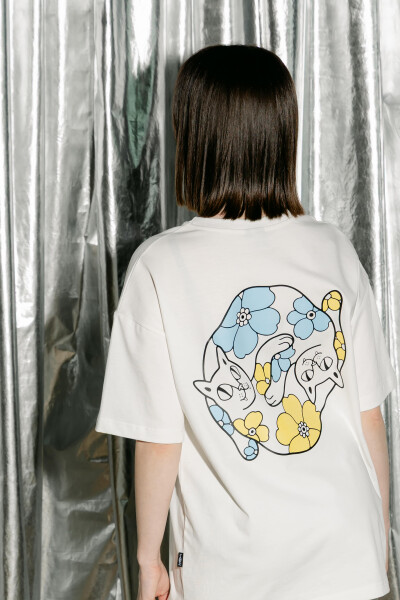Oversized T-shirt Purr Flowers UA х kotastiia in Ivory